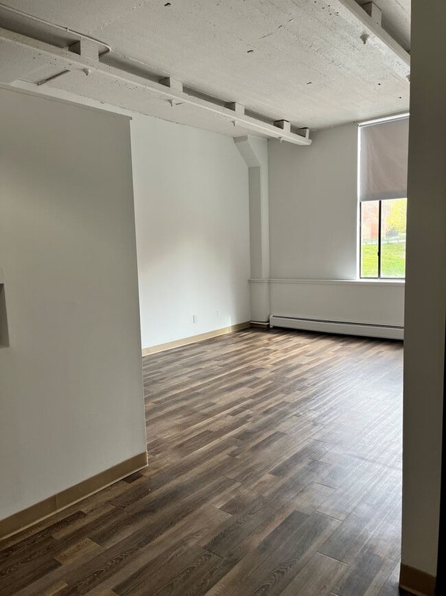 Leasing Agent - Leasing Agent Apartment