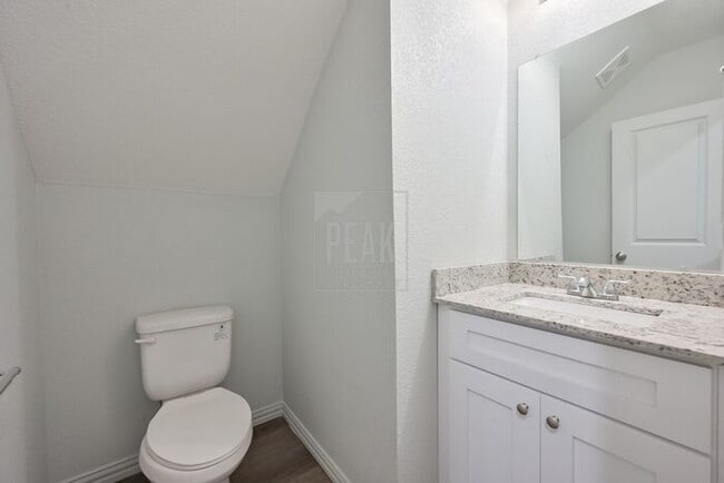 Building Photo - Peak living! Stylish 2BR Townhome with 15 ...