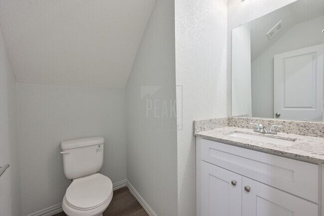 Foto del edificio - Peak living! Stylish 2BR Townhome with 15 ...