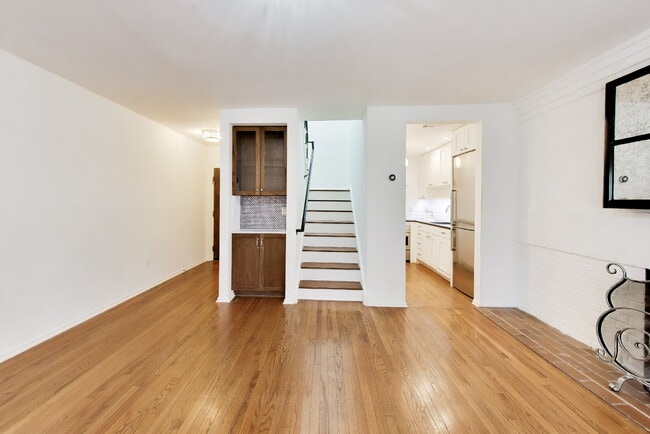 Foto del edificio - Bright 16th St Condo + Parking