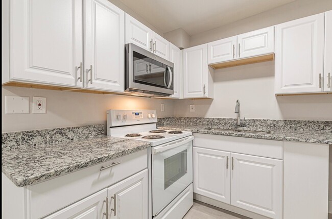 Granite Countertops - 2959 Forrest Hills Dr SW