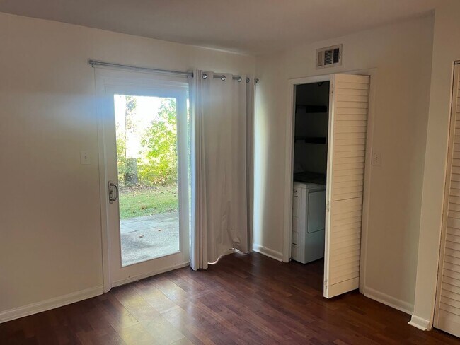 Foto del edificio - Available now. Beautiful 2 BR/1.5 BA Condo with Marsh View! BOAT RAMP AND BOAT PARKING! WATER/SEW...