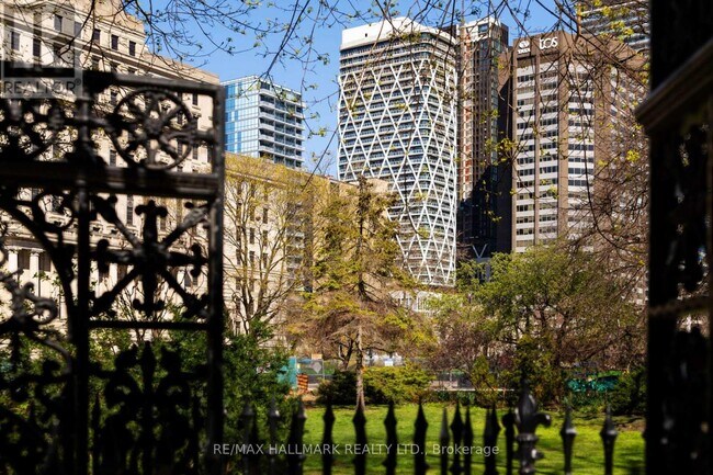 Building Photo - 230 Simcoe St