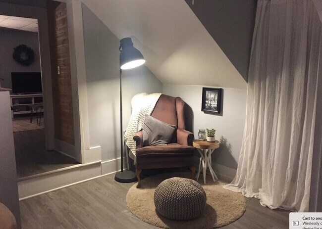 Building Photo - Large 2 Bedroom, 1 Bathroom Duplex
