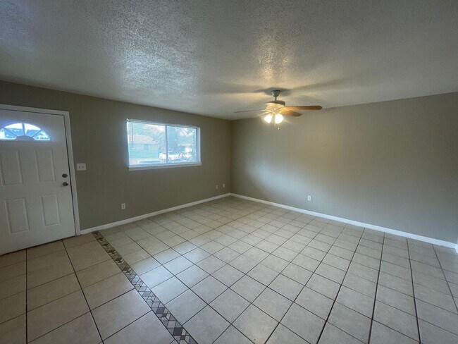 Foto del edificio - AVAILABLE NOW! Charming 3 Bedroom, 2 Bathr...