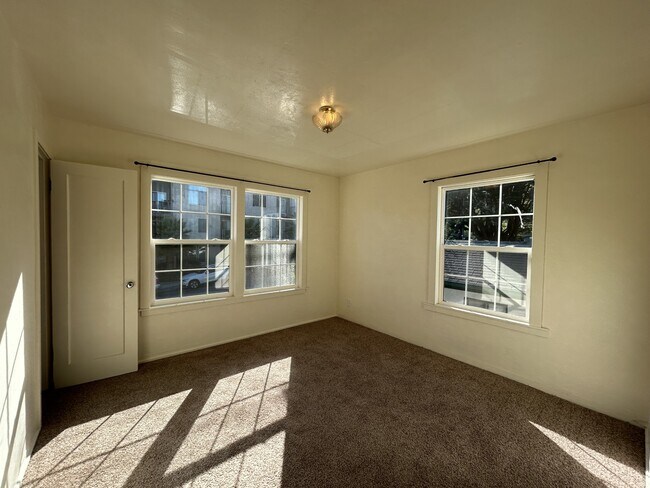 Building Photo - 222 Mora St
