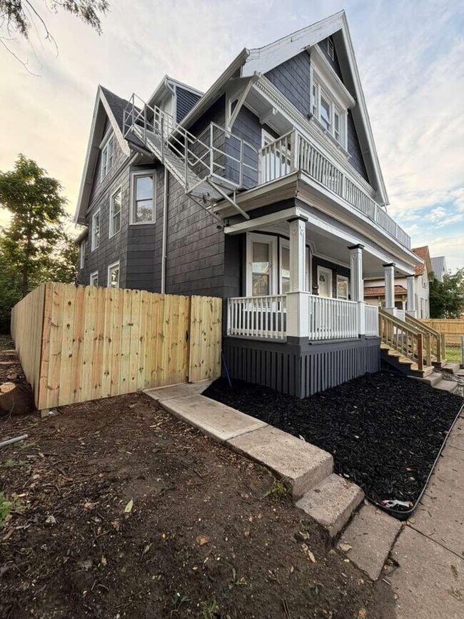 Foto del edificio - 2213-2215-2215 N Holton St