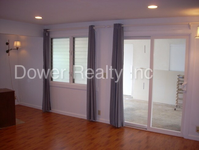 Building Photo - 140 Omao St