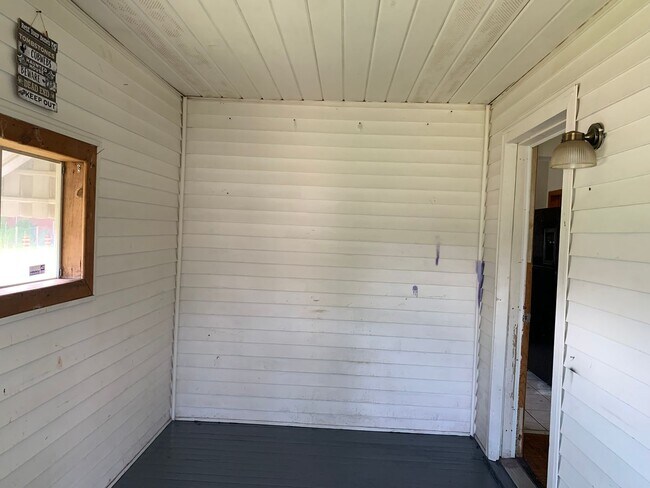 Building Photo - Introducing a charming 2-bedroom, 1-bathro...