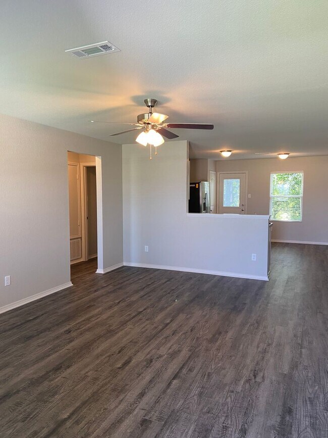 Foto del edificio - *PRE-LEASING* Three Bedroom | Two Bath Hom...