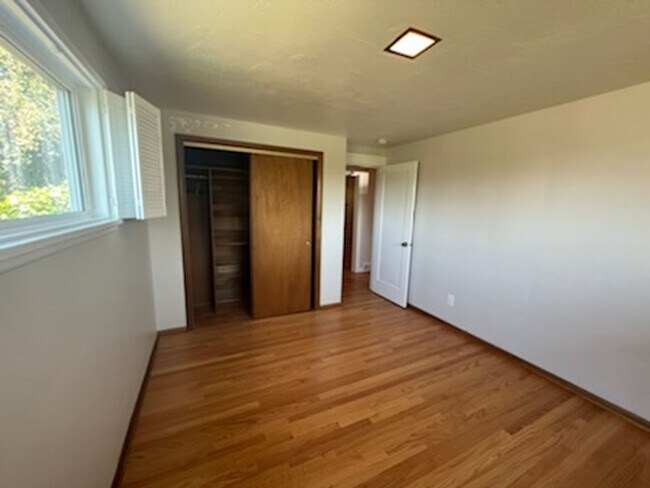 Building Photo - Recently remodeled 3 BR/1 3/4 BA house ava...