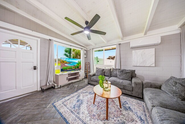 Building Photo - Fully Furnished 3 Bedroom 2 Bath Fully Renovated Home- Includes Utilities