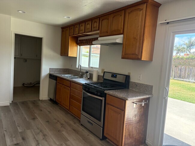 Foto del edificio - 18461 Linden St