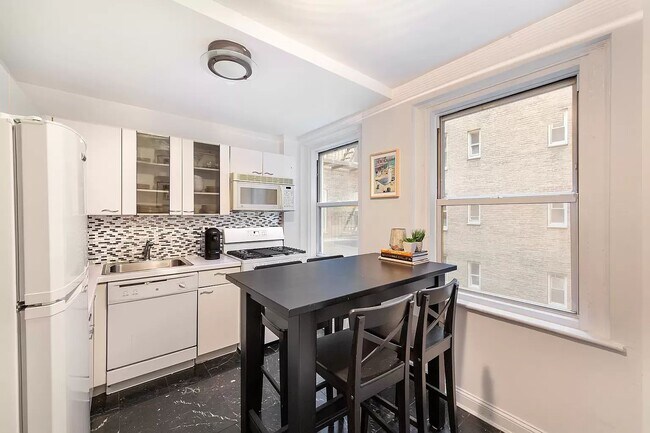 Foto del edificio - 321 E 43rd St