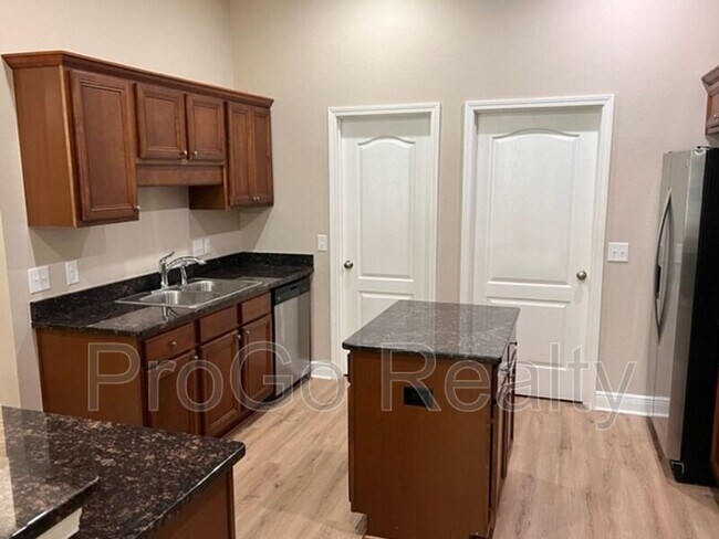 Foto del edificio - 6129 Autumn Pines Cir