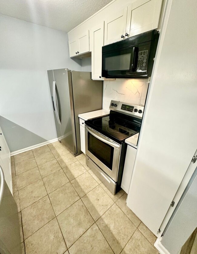 Building Photo - 2 bedroom 2 bathroom condo for rent w/ com...