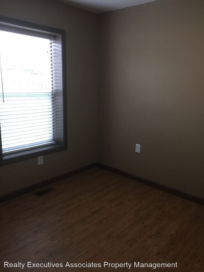 Building Photo - 2 br, 1 bath House - 677 E. Lincoln Road