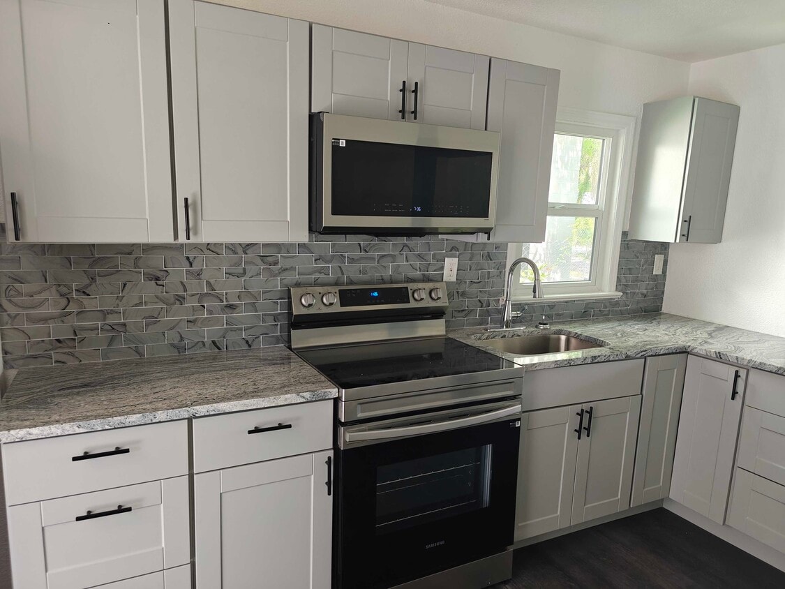 Foto principal - 3454 14th Ave S