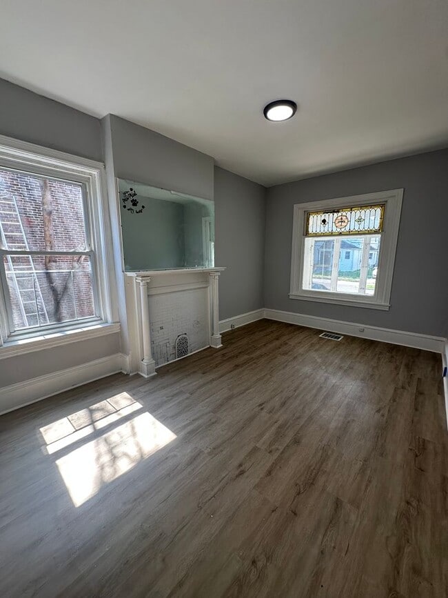 Building Photo - LARGE 4 Bed, 1.5 Bath ready for rent!