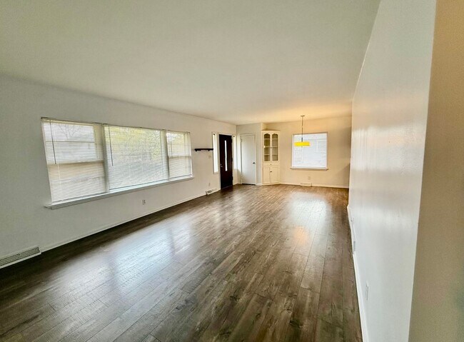 Foto del edificio - Brick Ranch in Forest Hills