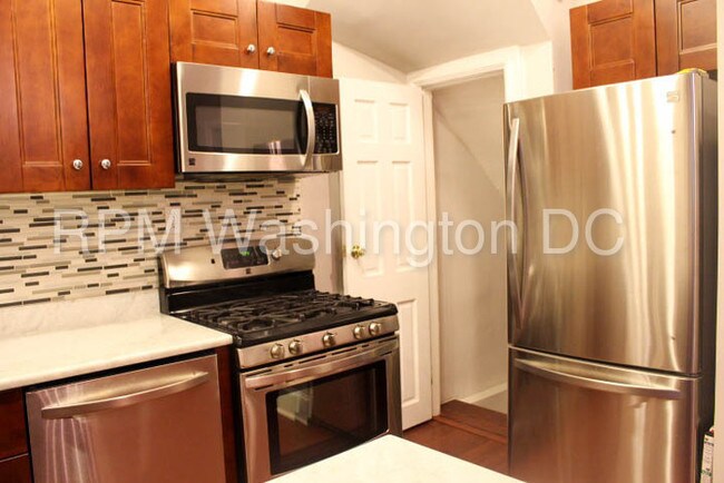 Building Photo - 226 Cromwell Ter NE