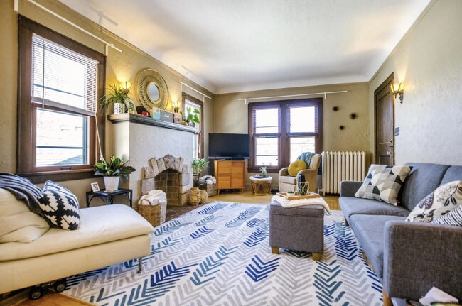 Foto del edificio - 2 bedroom 1 bath Upper level.