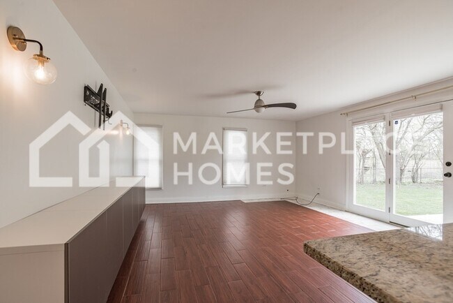 Building Photo - 307 N Schoenbeck Rd