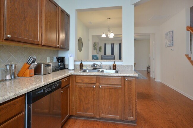 Foto del edificio - Modern 2BR/2.5BA Townhome in Stratford Lakes – Minutes to Southpoint & Downtown Durham!