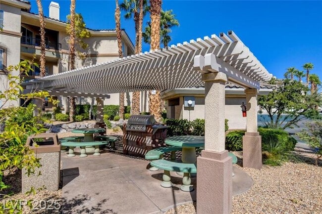 Foto del edificio - **Charming 2 Bdrm/2 Bath Remodeled Condo in Desirable SouthWest**