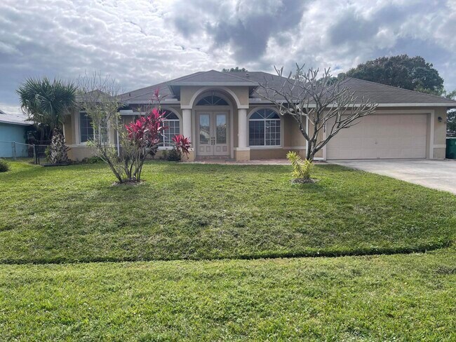 Building Photo - 1072 SW Castaneda Ln