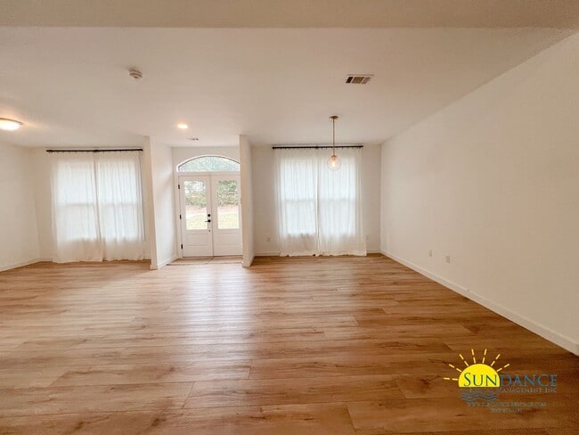 Foto del edificio - Beautiful Lake View 3 Bedroom Home in Crestview!