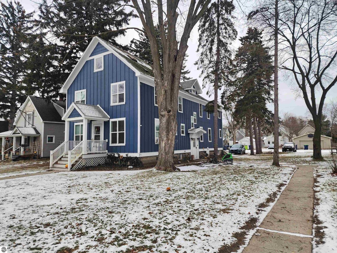 620 W Ninth St, Traverse City, MI 49684 House Rental in Traverse City