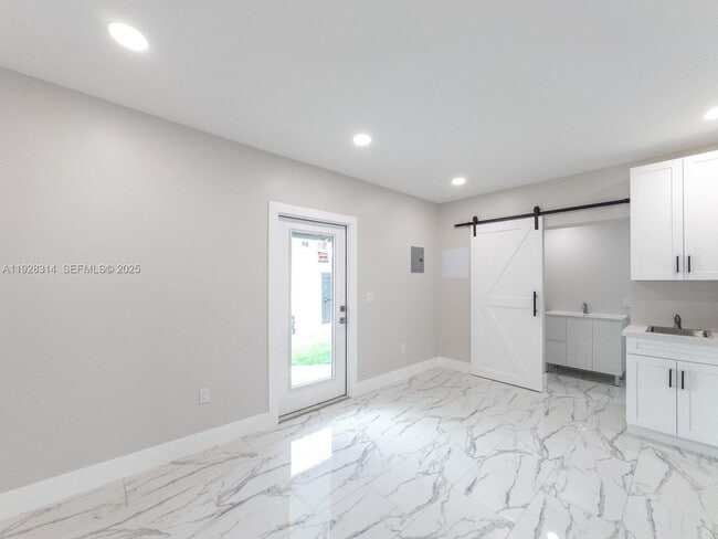 Foto del edificio - 3360 SW 24th Ter