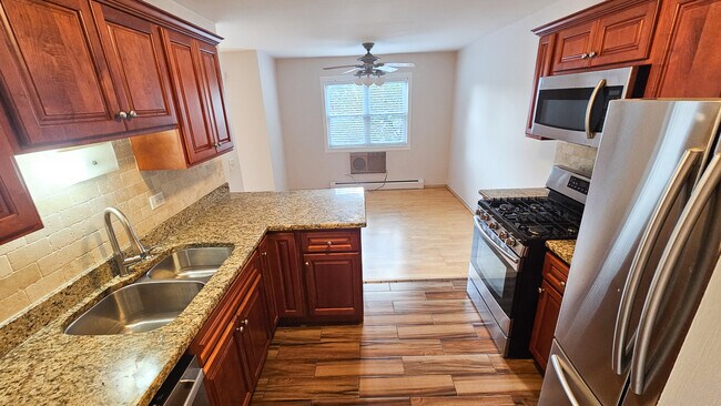 Kitchen - 110 N Lincoln Ln