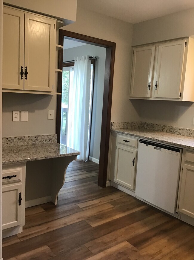 Building Photo - 1225 Sandhill Dr