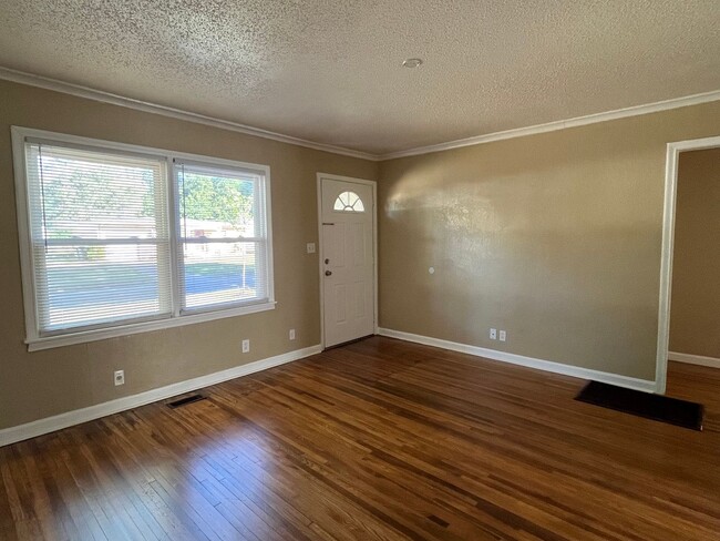 Building Photo - 3 bedroom near Riverside!