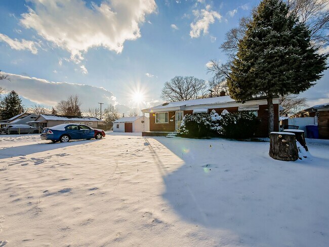 Foto del edificio - Welcome to this beautiful 3 bedroom, 2 bat...