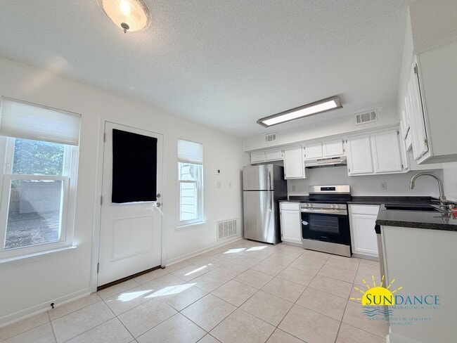 Building Photo - Charming 2BR townhome just steps from beautiful Cinco Bayou in Fort Walton Beach!