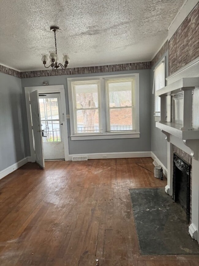 Discover the perfect blend of charm and convenience in this delightful 2-bedroom bungalow - Discover the perfect blend of charm and convenience in this delightful 2-bedroom bungalow House