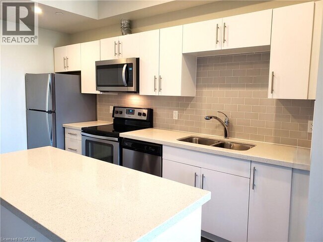 Photo du bâtiment - 690 King St W