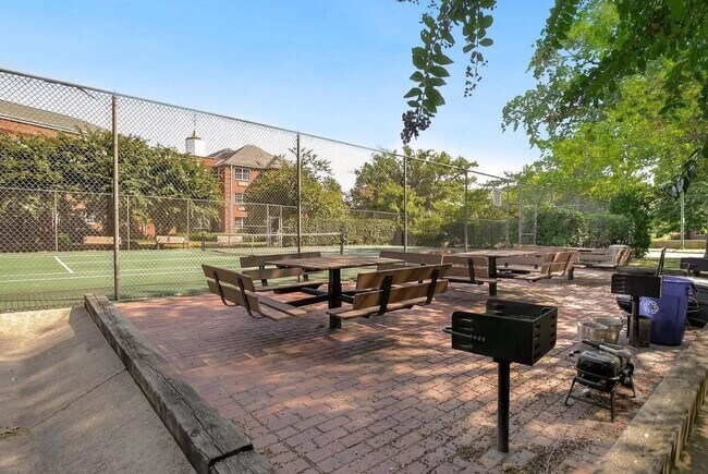 Tennis and barbeque - 1718 W Abingdon Dr