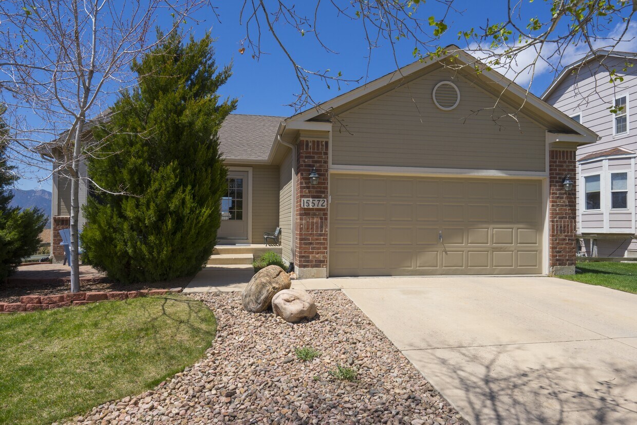 Foto principal - 15572 Dawson Creek Dr
