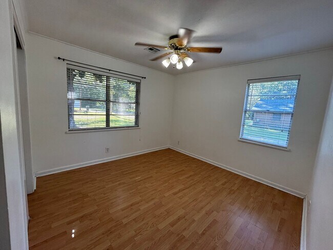 Building Photo - Charming 2-Bedroom, 1-Bath Home with Moder...
