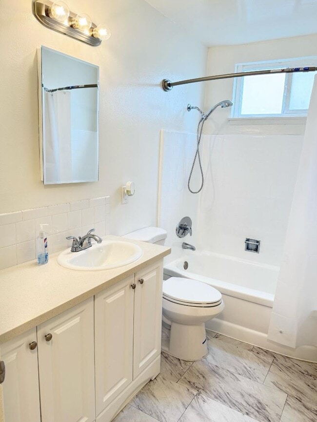 Building Photo - 418 Roosevelt Ave