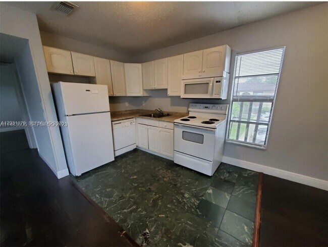 Building Photo - 3006 Coral Ridge Dr