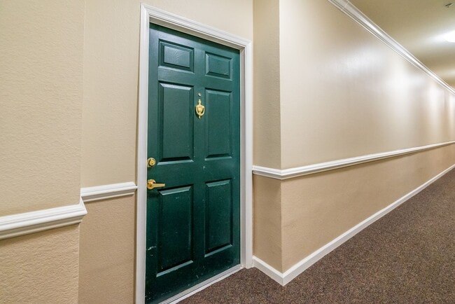 Building Photo - Beautiful 2 Bed 2 Bath Condo Beautiful Com...