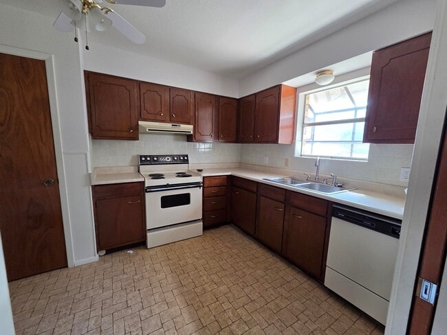 Foto del edificio - 704 Arrow Ln