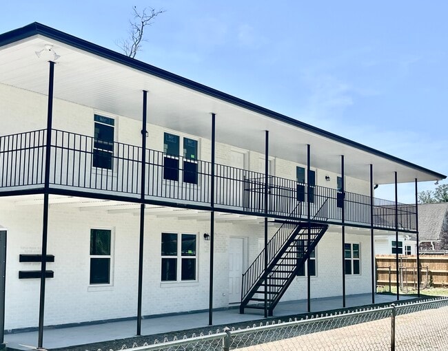 Building Photo - 704 Orion Ave