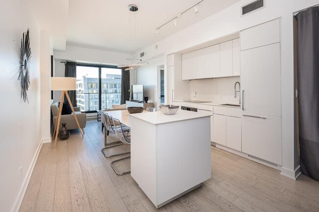 Building Photo - 955 Rue Lucien-L'Allier