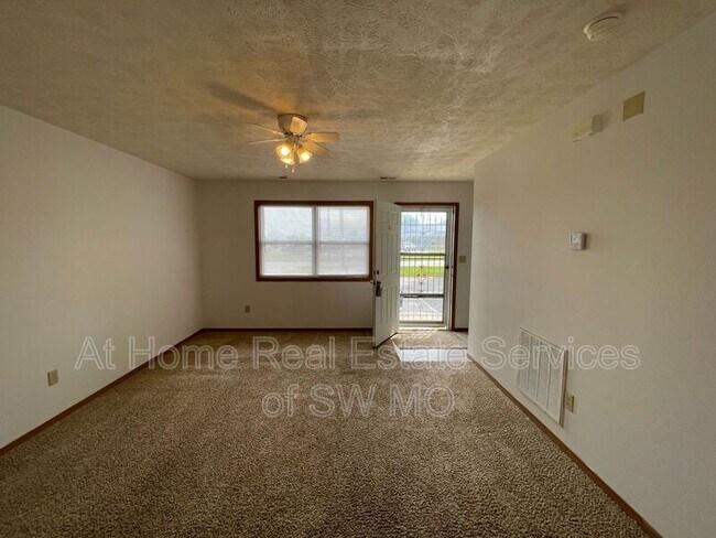 Foto del edificio - 647 N Main St